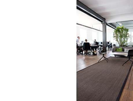 Rainmarks Loft-afpassede tæpper i sisal med kantebånd