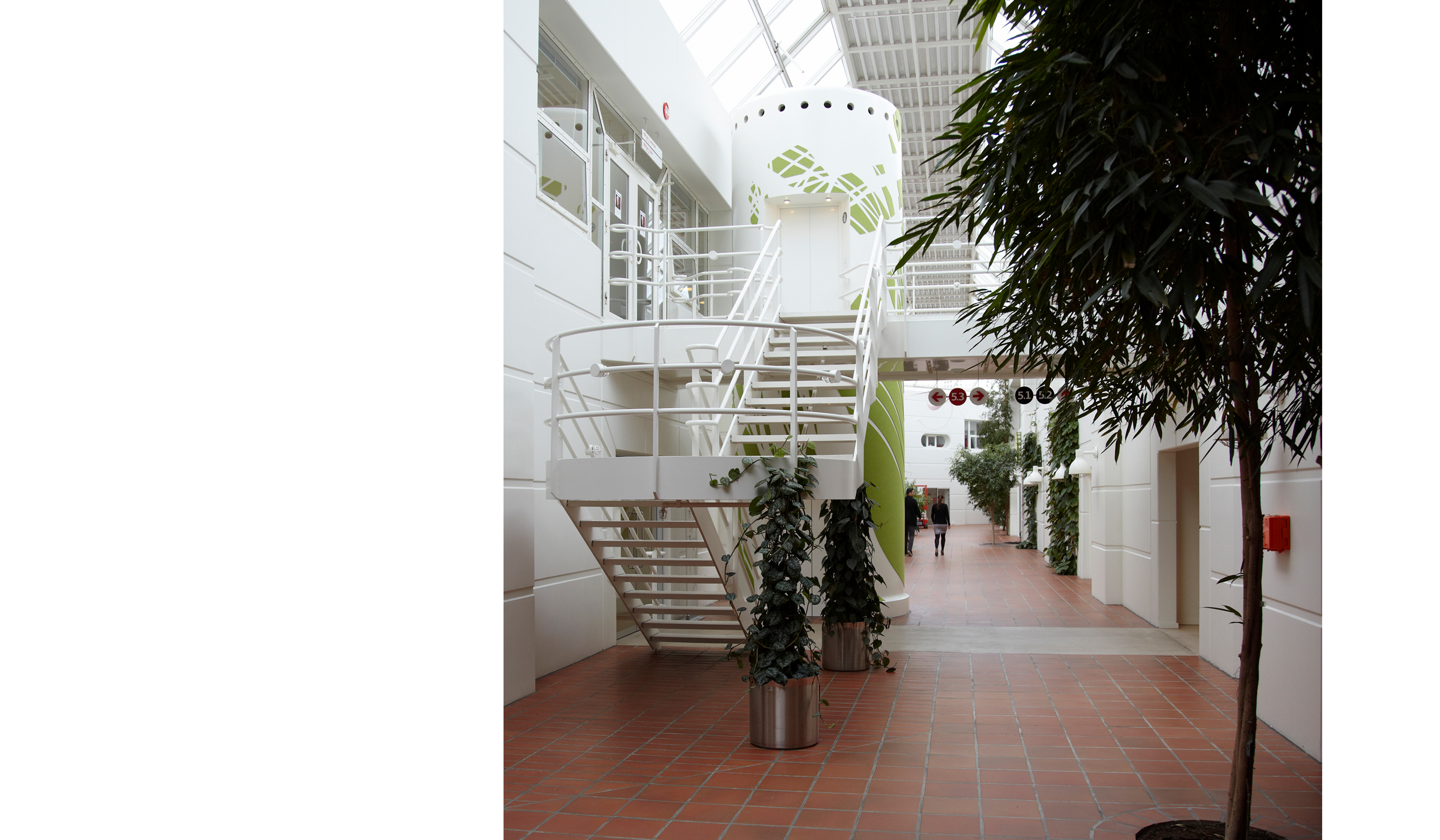 montering af udsmykning med grøn filt på elevatortårn hos Tryg filt (17)