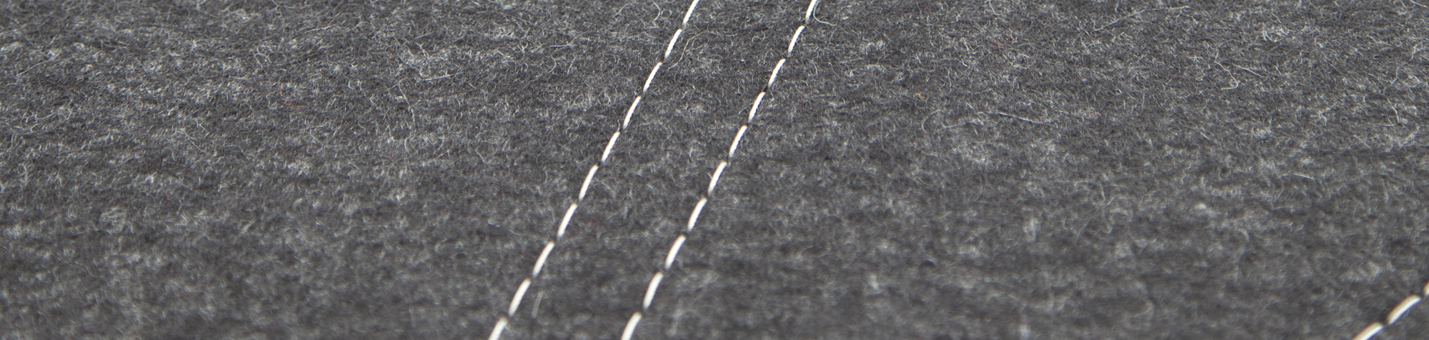 Lys stikning detalje i filt_Mørkegrå