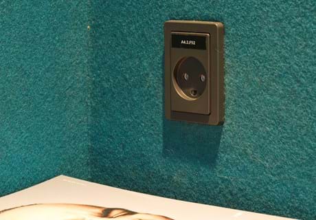 Filt opklæbet på væg i møderum hos TDC