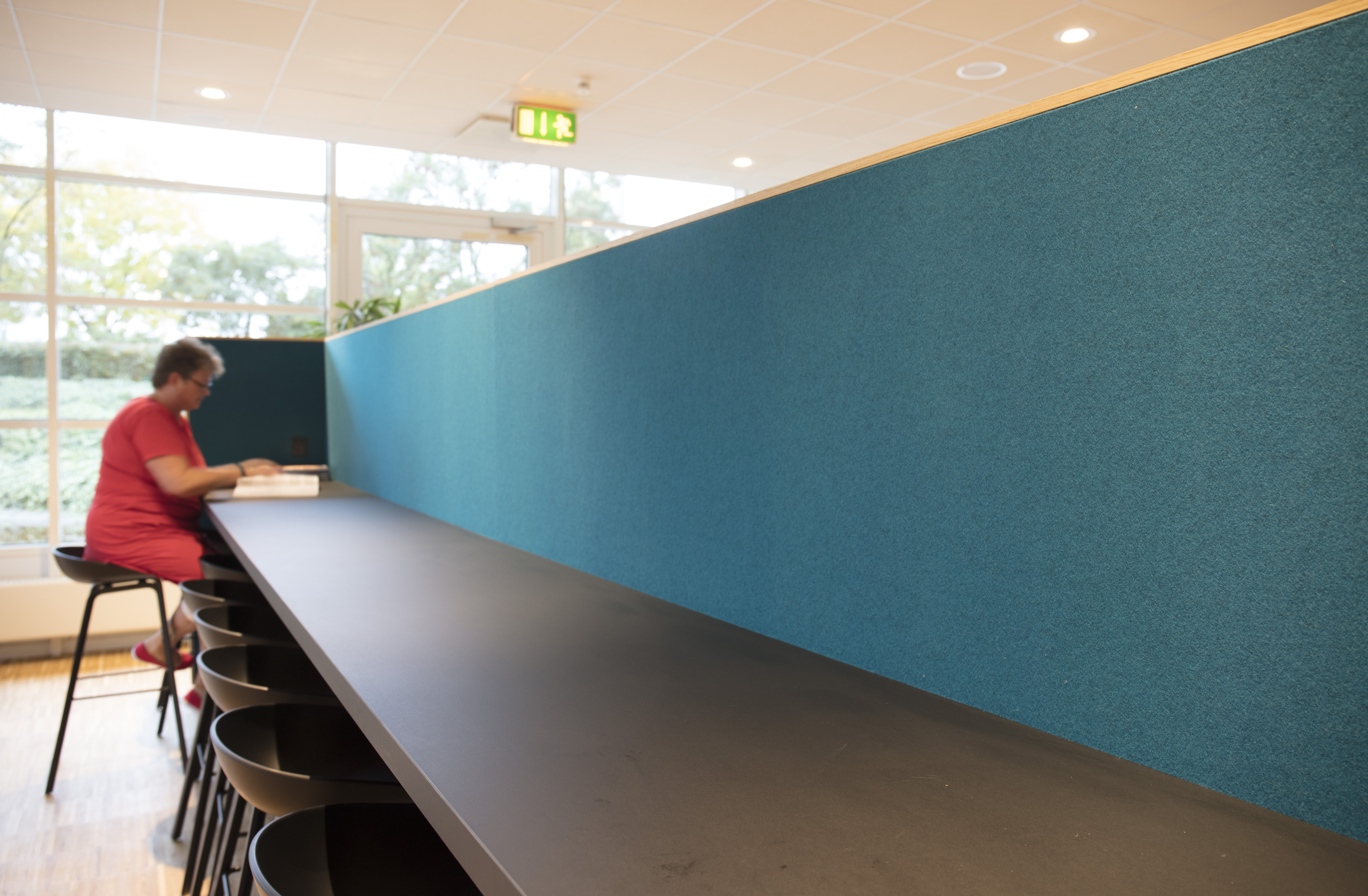 Filt opklæbet på væg i møderum hos TDC (3)