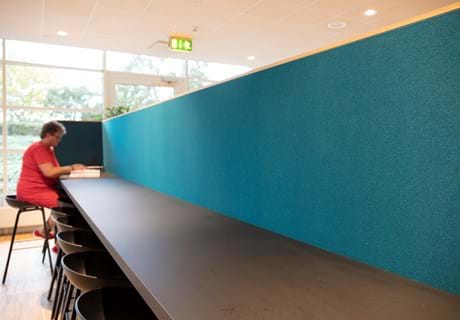 Filt opklæbet på væg i møderum hos TDC (3)