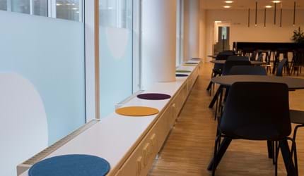 Filt opklæbet på væg i møderum hos TDC (4)