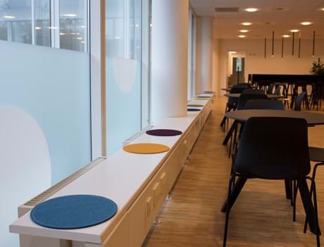 Filt opklæbet på væg i møderum hos TDC (4)