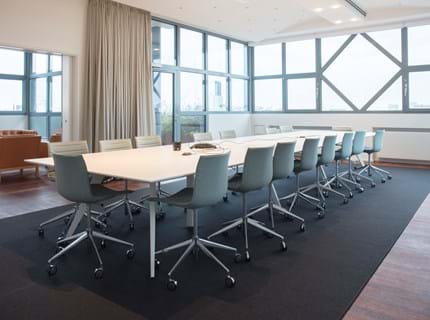 Filt opklæbet på væg i møderum hos TDC (5)