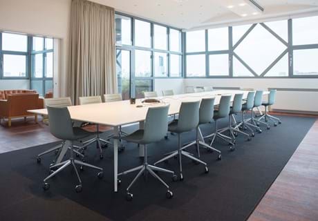 Filt opklæbet på væg i møderum hos TDC (5)