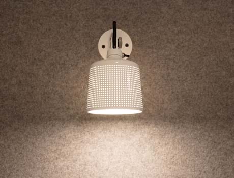 Filt opklæbet på væg i møderum hos TDC (9)