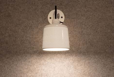 Filt opklæbet på væg i møderum hos TDC (9)