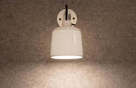 Filt opklæbet på væg i møderum hos TDC (9)