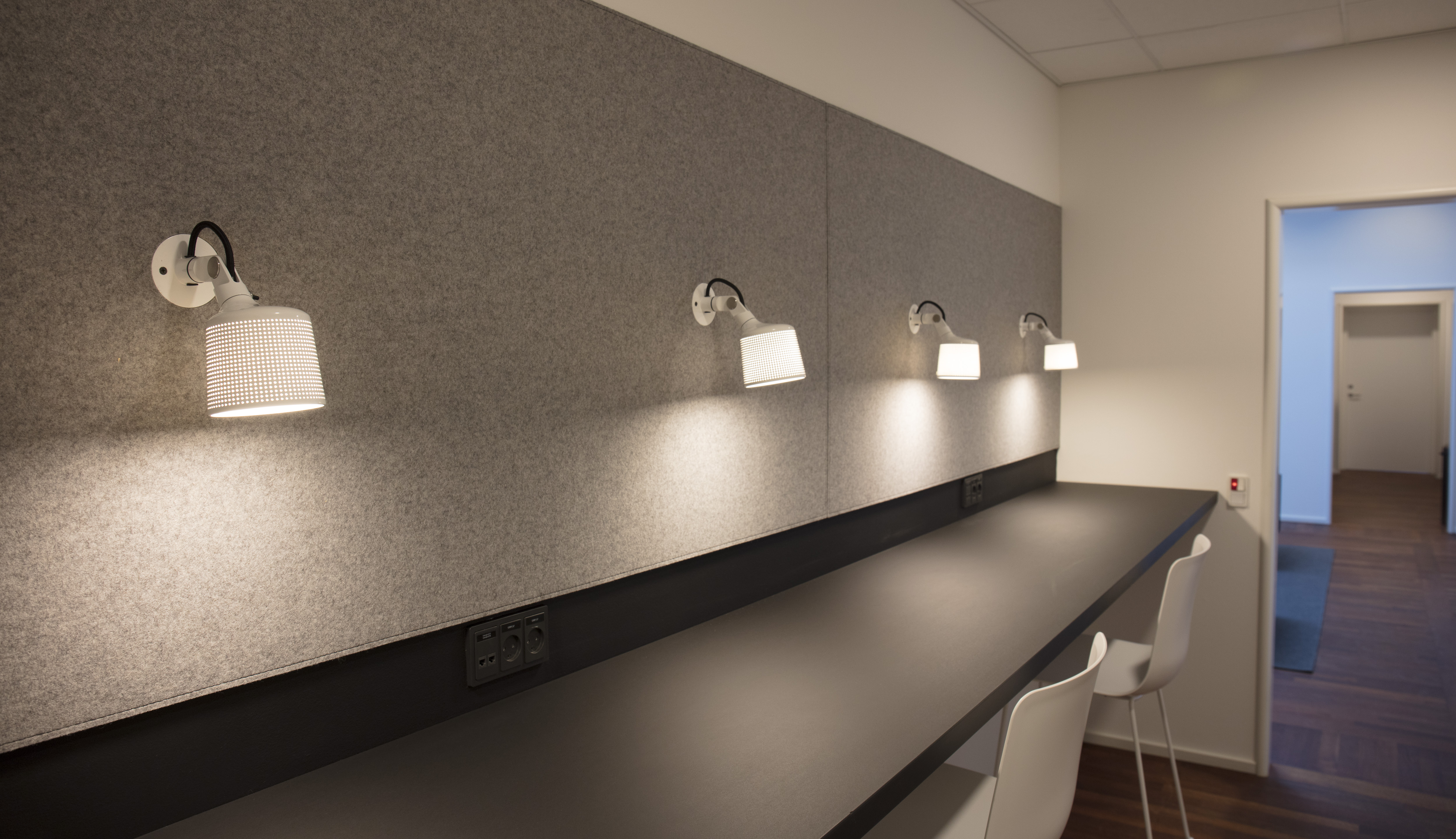 Filt opklæbet på væg i møderum hos TDC (10)