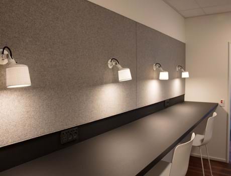 Filt opklæbet på væg i møderum hos TDC (10)