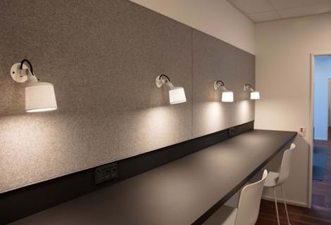 Filt opklæbet på væg i møderum hos TDC (10)