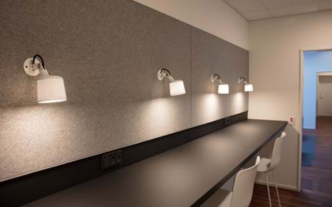 Filt opklæbet på væg i møderum hos TDC (10)