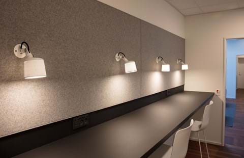 Filt opklæbet på væg i møderum hos TDC (10)