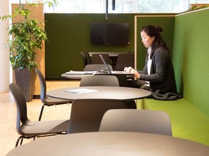 Filt opklæbet på væg i møderum hos TDC (11)