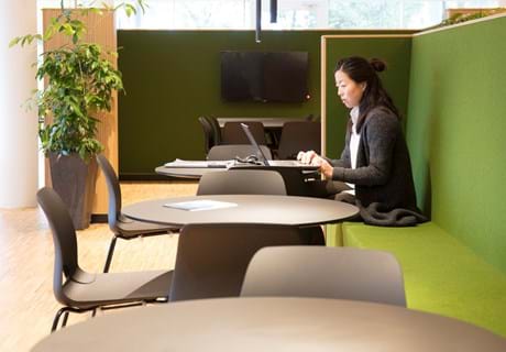 Filt opklæbet på væg i møderum hos TDC (11)