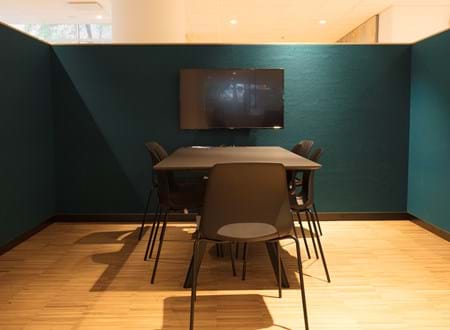 Filt opklæbet på væg i møderum hos TDC (13)