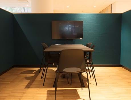 Filt opklæbet på væg i møderum hos TDC (13)