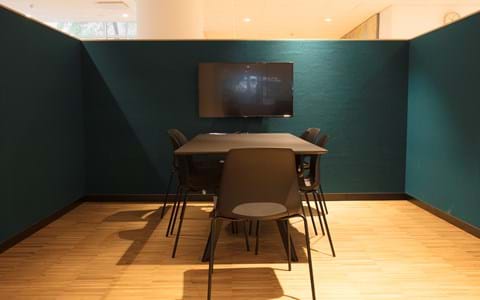 Filt opklæbet på væg i møderum hos TDC (13)