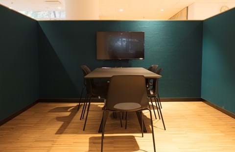 Filt opklæbet på væg i møderum hos TDC (13)