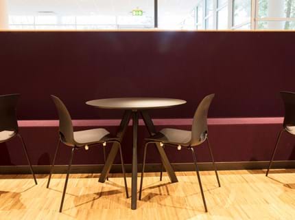 Filt opklæbet på væg i møderum hos TDC (14)