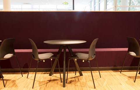 Filt opklæbet på væg i møderum hos TDC (14)