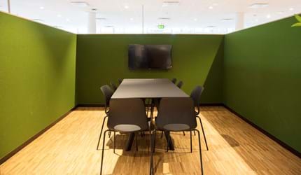 Filt opklæbet på væg i møderum hos TDC (15)