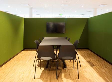 Filt opklæbet på væg i møderum hos TDC (15)