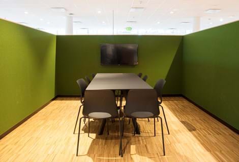 Filt opklæbet på væg i møderum hos TDC (15)