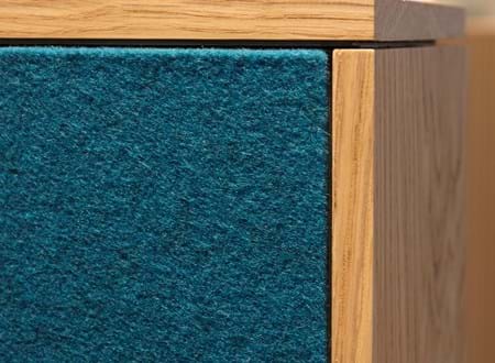 Filt opklæbet på væg i møderum hos TDC (16)