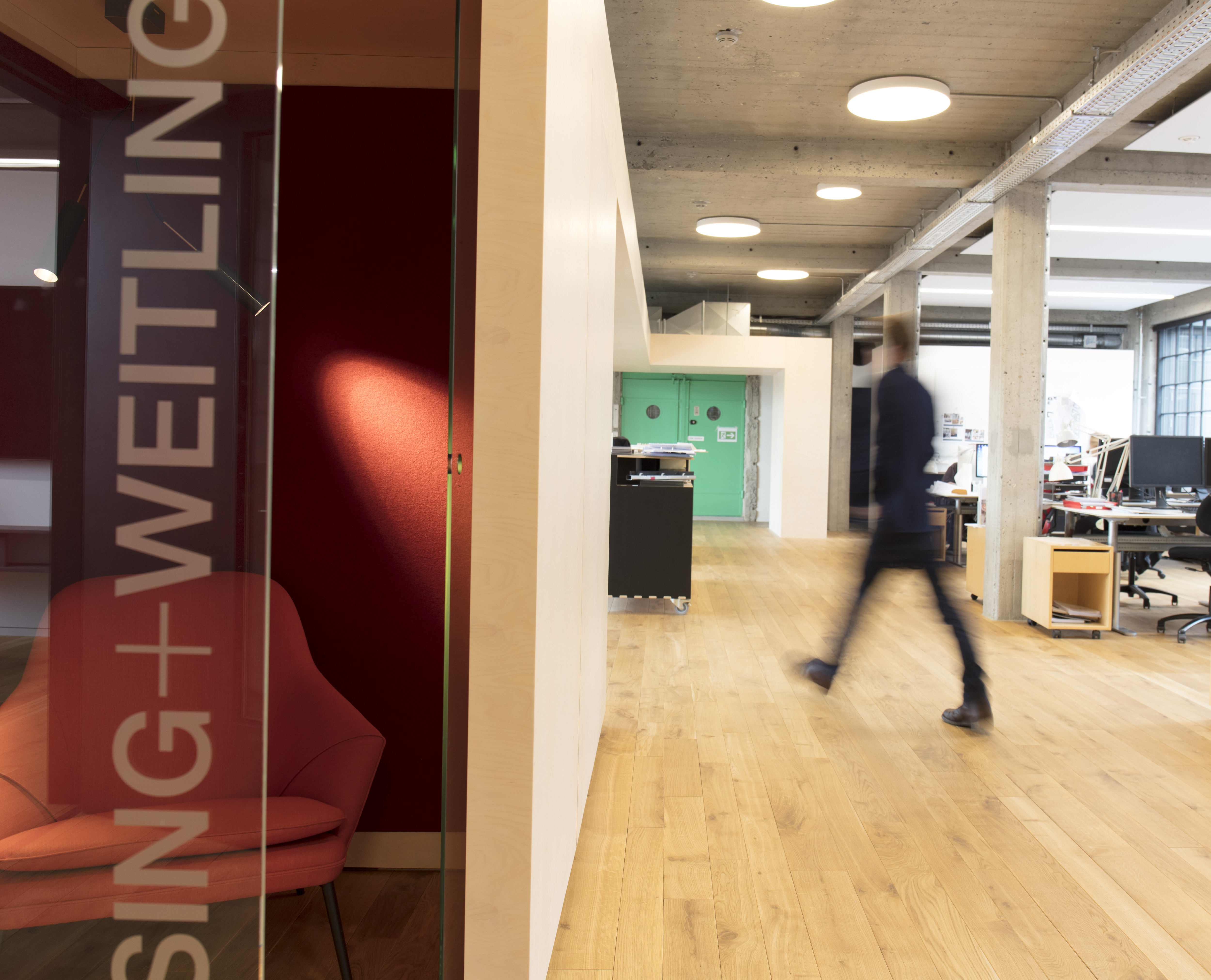 Fraster filt opklæbet på væg