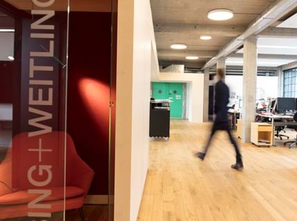 Fraster filt opklæbet på væg