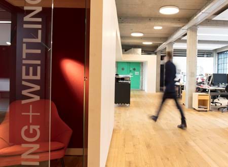 Fraster filt opklæbet på væg