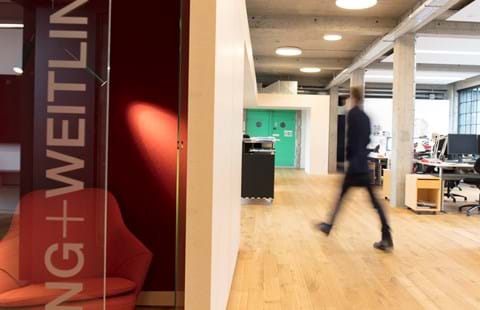 Fraster filt opklæbet på væg