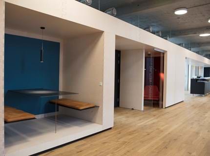 Fraster filt opklæbet på væg