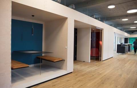 Fraster filt opklæbet på væg