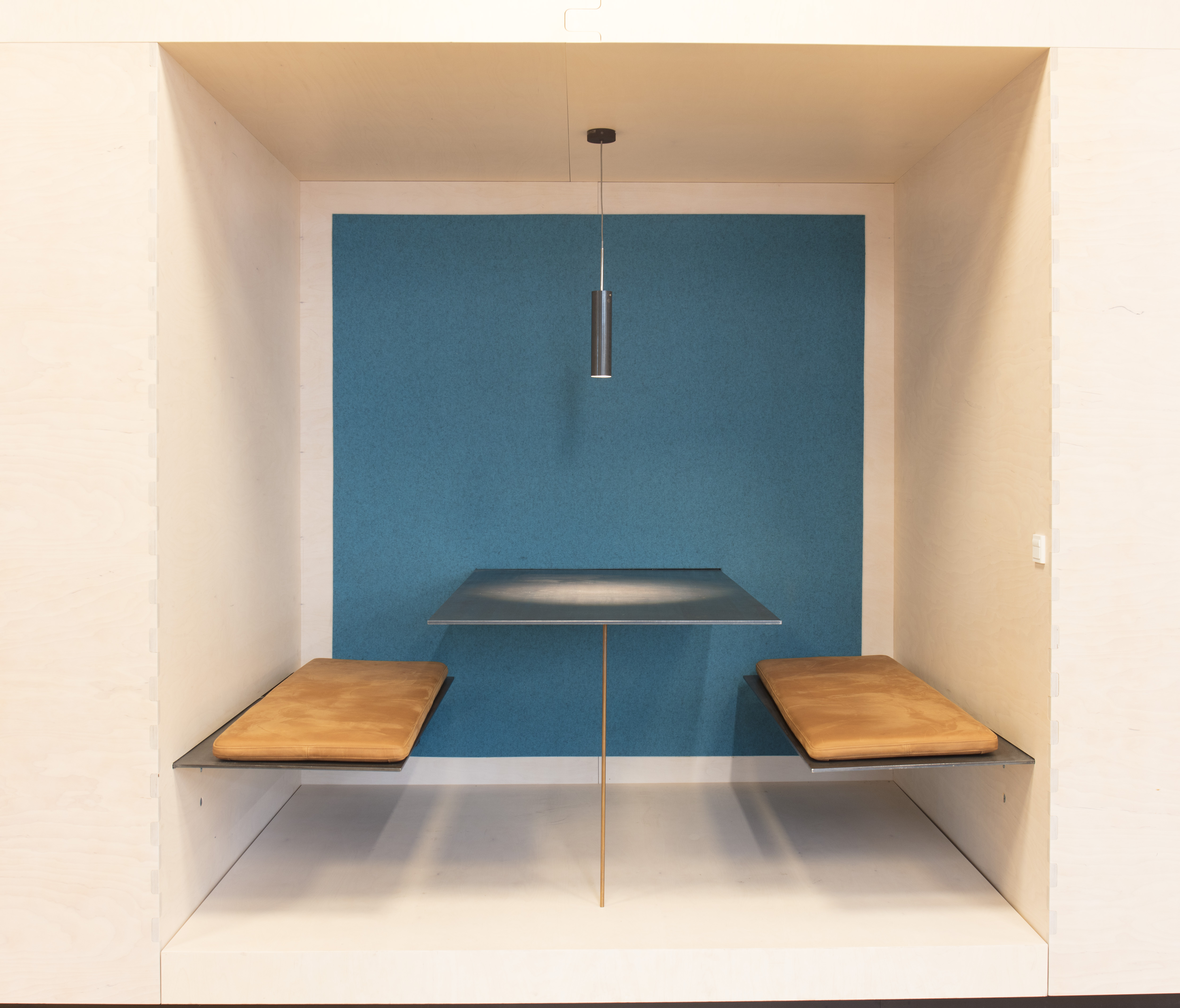 Fraster filt opklæbet på væg