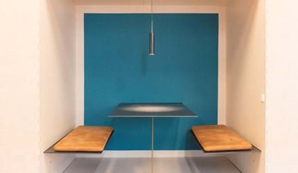 Fraster filt opklæbet på væg