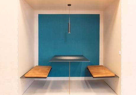 Fraster filt opklæbet på væg