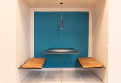 Fraster filt opklæbet på væg