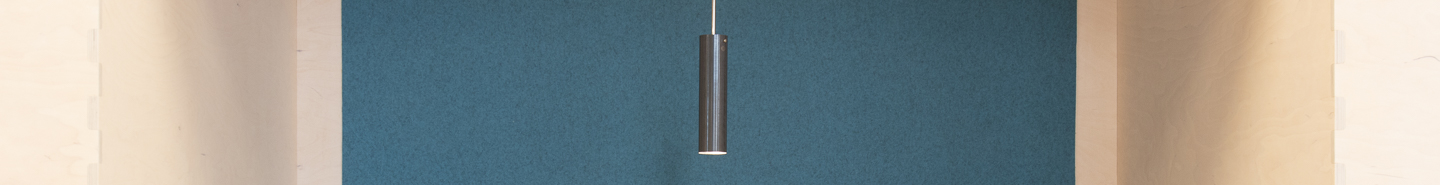 Fraster filt opklæbet på væg