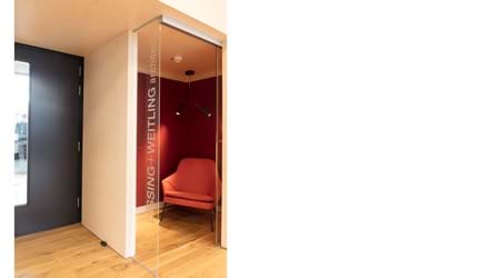 Fraster filt opklæbet på væg