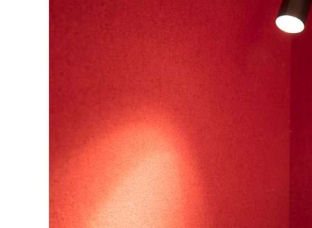 Fraster filt opklæbet på væg