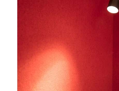 Fraster filt opklæbet på væg