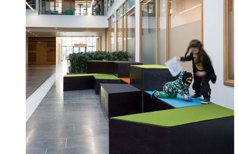 Filt sæder på kasser på rådhus