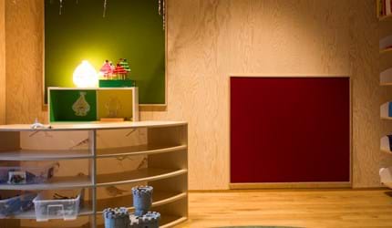 filt klæbet på væg