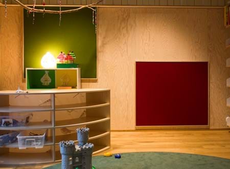 filt klæbet på væg