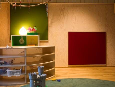 filt klæbet på væg