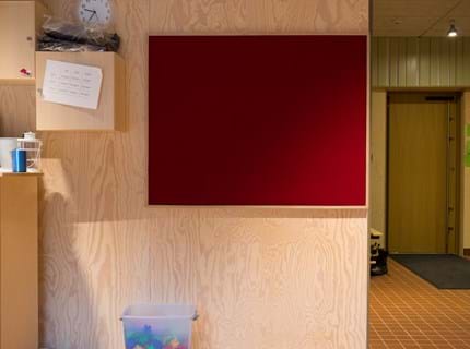 filt klæbet på væg