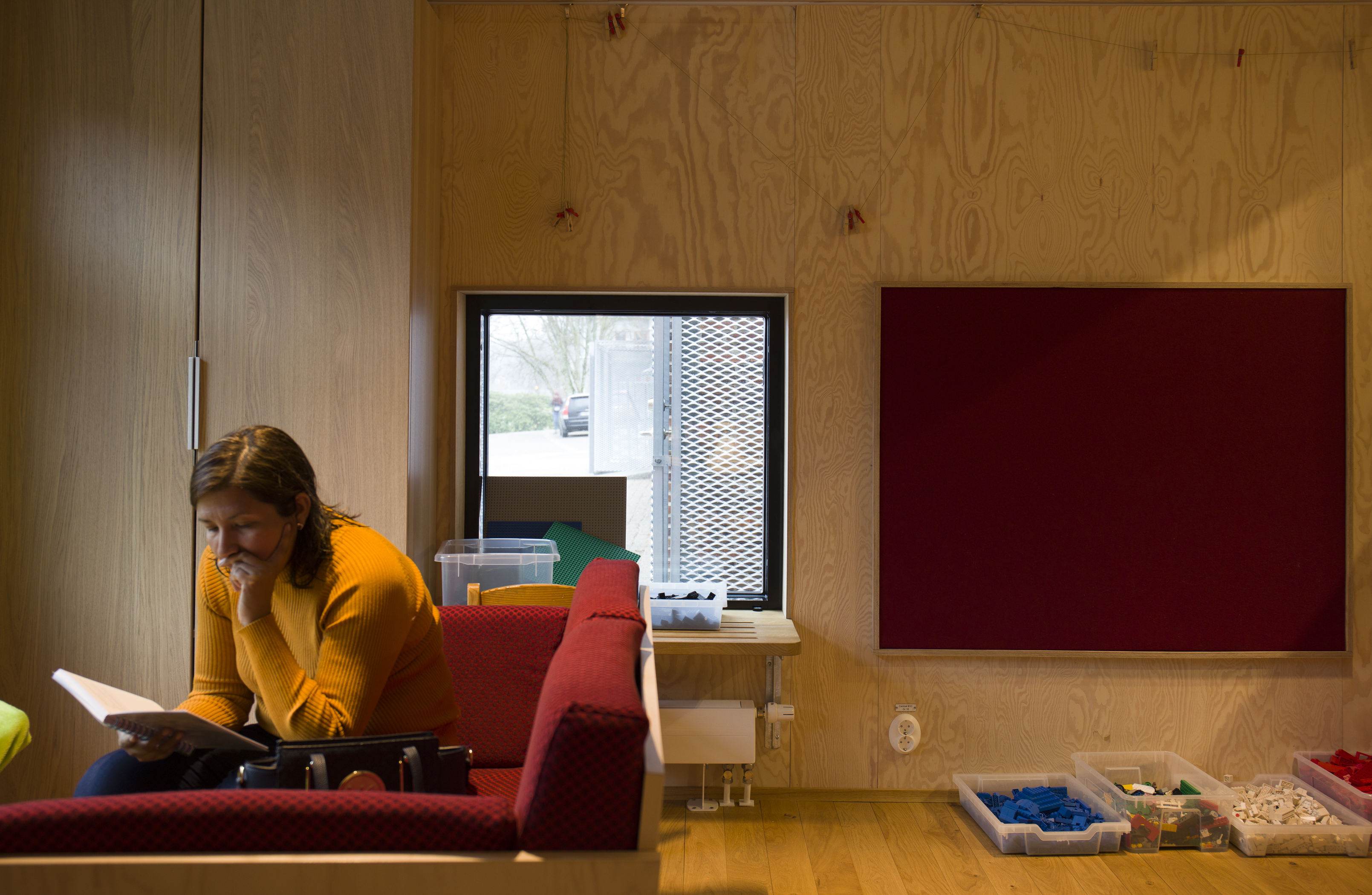 filt klæbet på væg